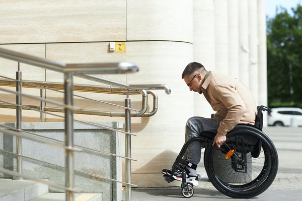 Quels sont les avantages des rampes de seuil pour fauteuils roulants en termes de mobilité et de sécurité ?