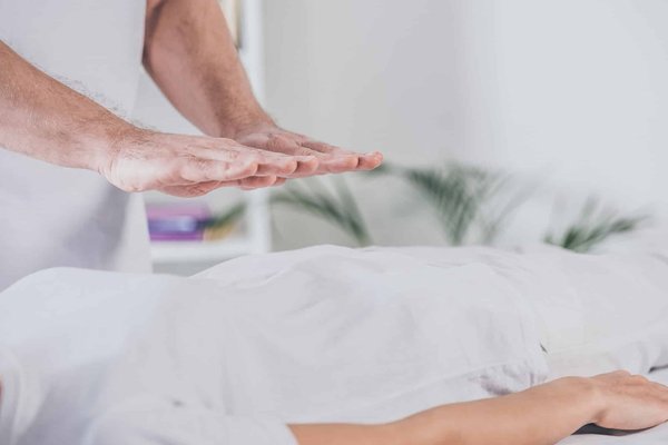Peut-on combiner la thérapie énergétique Manuétude avec d'autres formes de soins holistiques ?