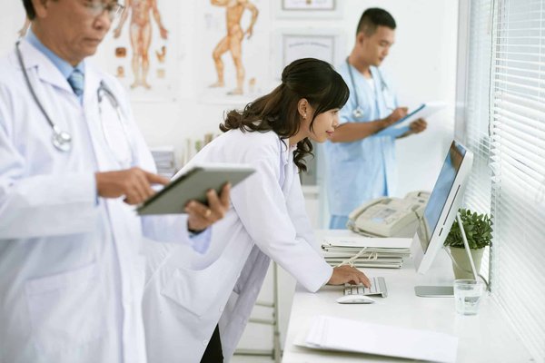 Comment la clinique du Dr. Pierre Larose contribue-t-elle à la recherche médicale dans ce domaine?