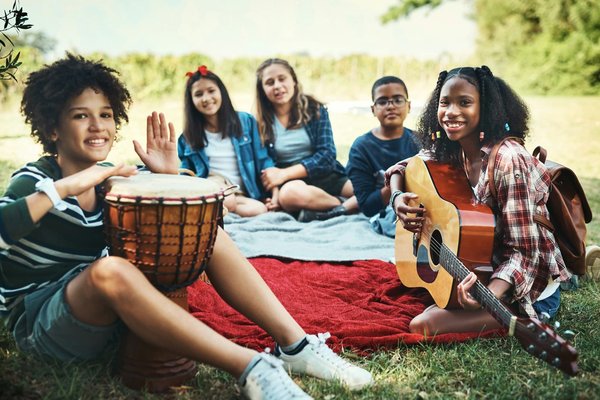 Pourquoi s'intéresser aux activités artistiques et musicales pendant une colonie de vacances ado ?